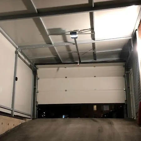 Luxury 1 Free Underground Secure Parking Apartment